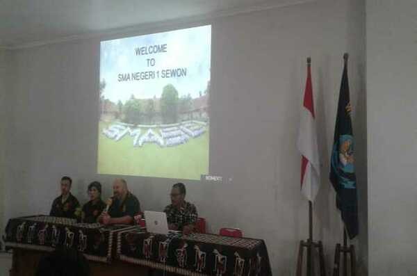 Ketika Bule Study Banding ke SMAN 1 Sewon Ketika Bule Study Banding ke SMAN 1 Sewon